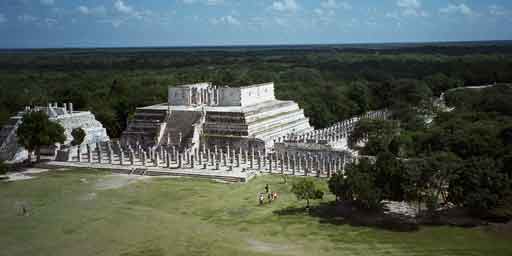 Tempel van de Krijgers met Chac in Chitzen Itza