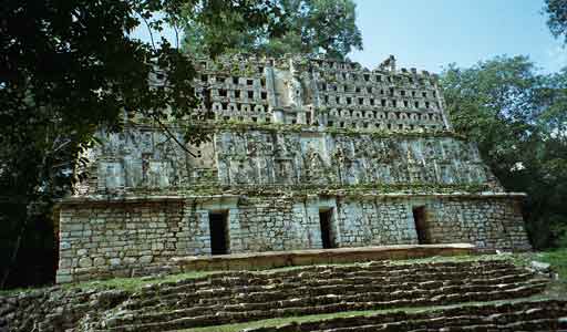 Yaxchilan: tempel van Parrot Jaguar